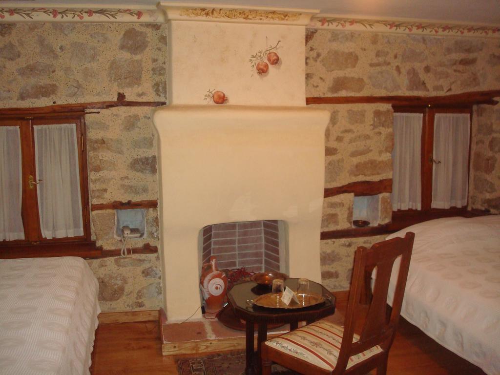 Oikia Alexandrou Traditional Inn 아나이아 외부 사진